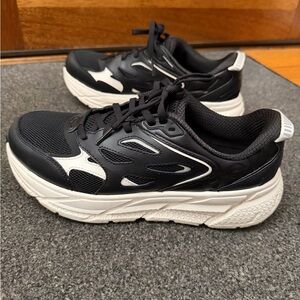 Hoka One One Clifton L Obsidian Alabaster Women size 8.5/ 
Men size 7.5